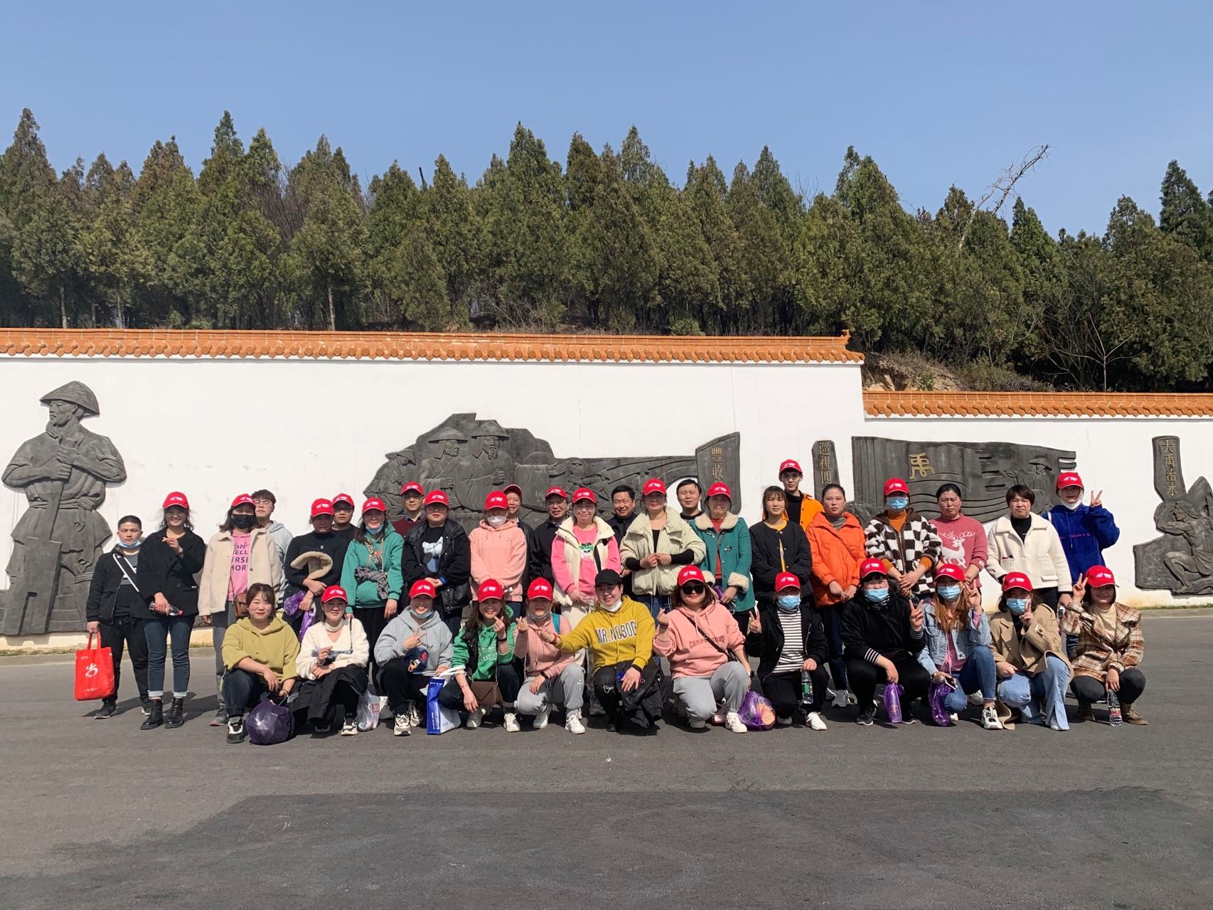 文明登山健康行，志愿服務(wù)護(hù)環(huán)境——依愛消防開展“學(xué)雷鋒日”主題活動(dòng)