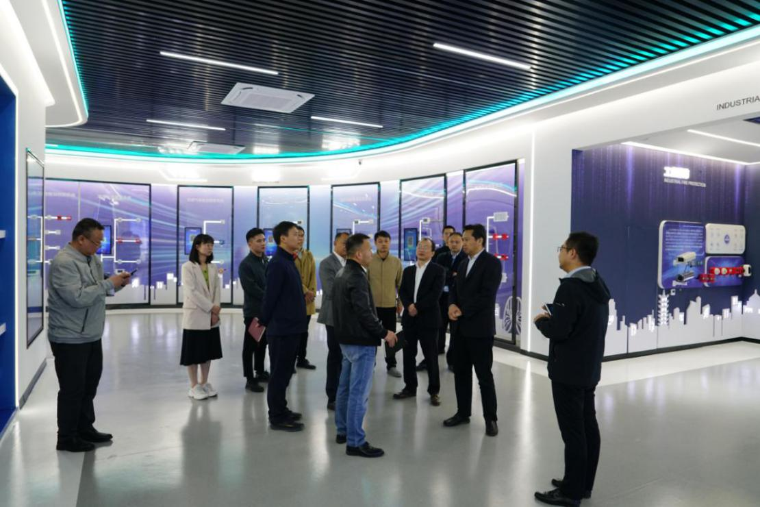 安徽省數(shù)據(jù)資源管理局黨組成員、副局長(zhǎng) 王愛(ài)學(xué)一行調(diào)研依愛(ài)消防